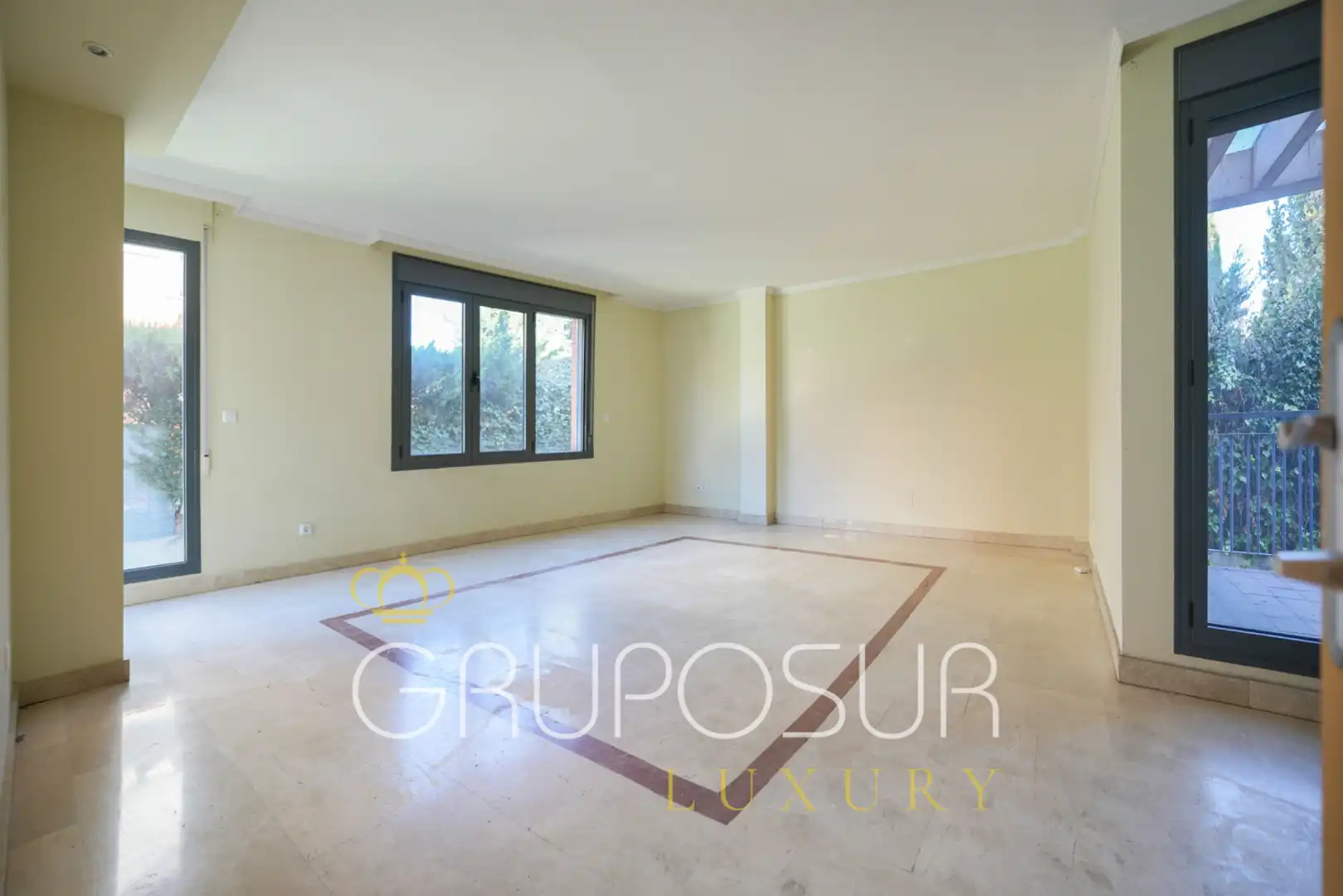 Sala d'estar de Casa adosada en venda en Valladolid amb Calefacció, Jardí privat i Parquet