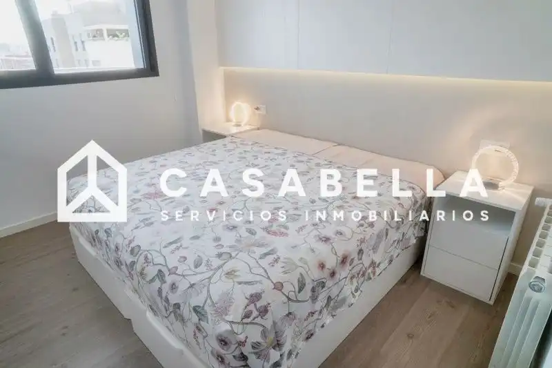 Schlafzimmer von Dachboden zur Miete in Valencia mit Klimaanlage, Heizung und Terrasse