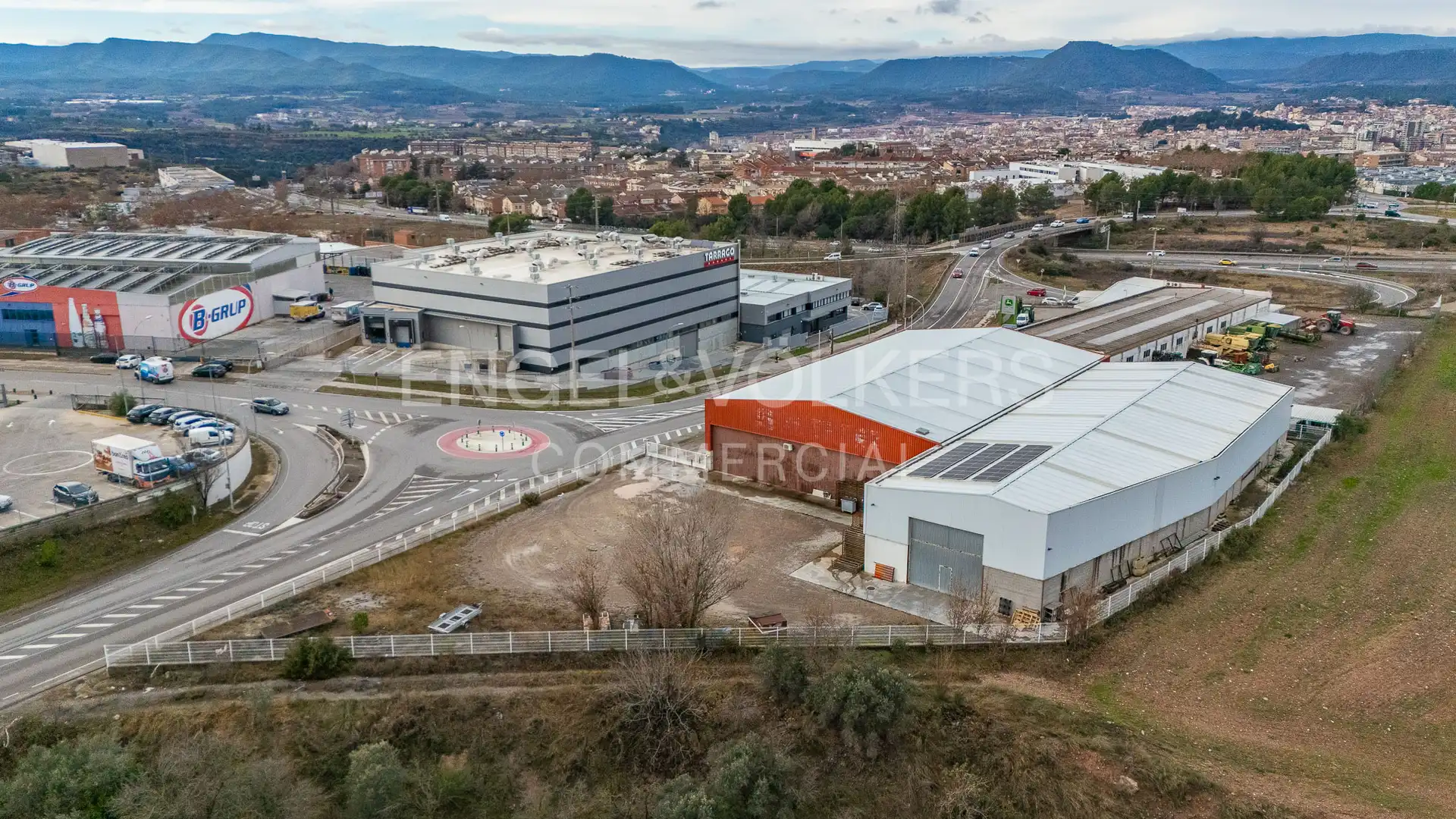 Vista exterior de Nau industrial en venda en Manresa