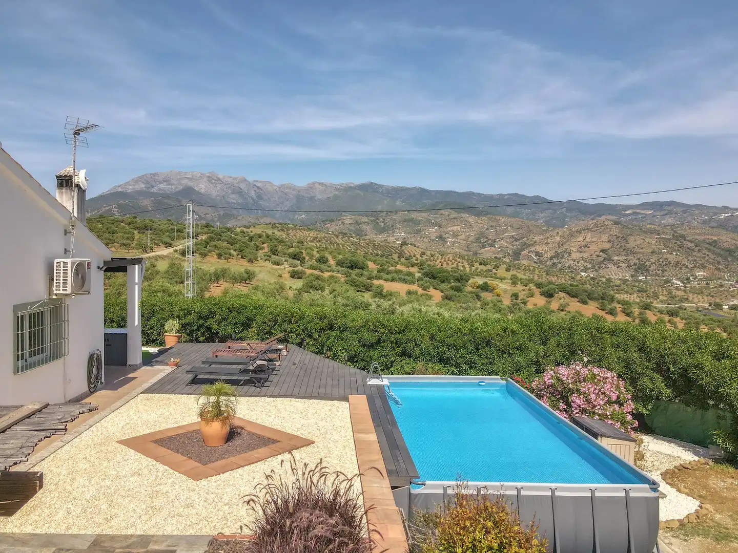 Vista exterior de Casa o xalet en venda en Tolox amb Aire condicionat, Jardí privat i Traster