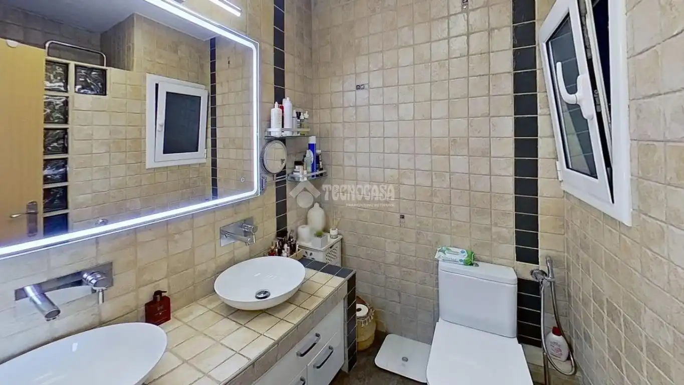 Bathroom of Flat for sale in Manresa  with Terrace, Storage room and Furnished