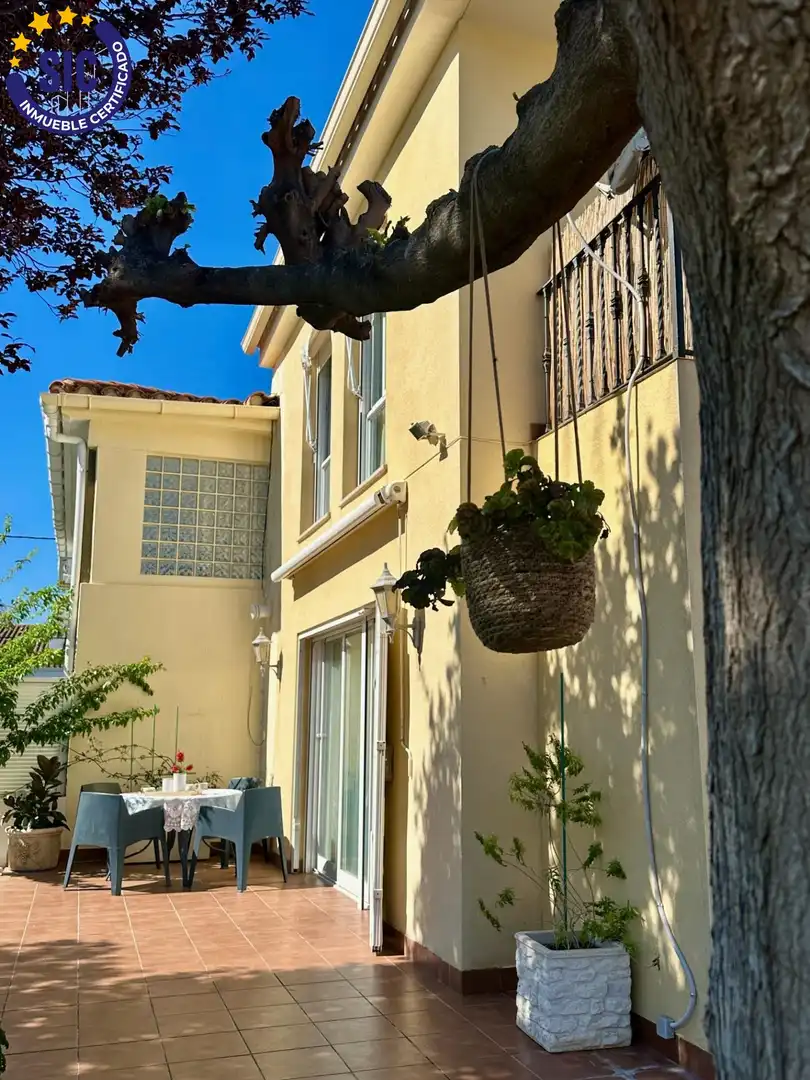 Vista exterior de Casa o xalet en venda en Benicasim / Benicàssim amb Aire condicionat, Jardí privat i Parquet