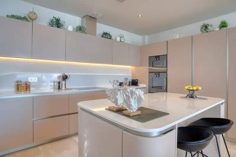 Cuina de Apartament en venda en Marbella amb Aire condicionat, Calefacció i Jardí privat