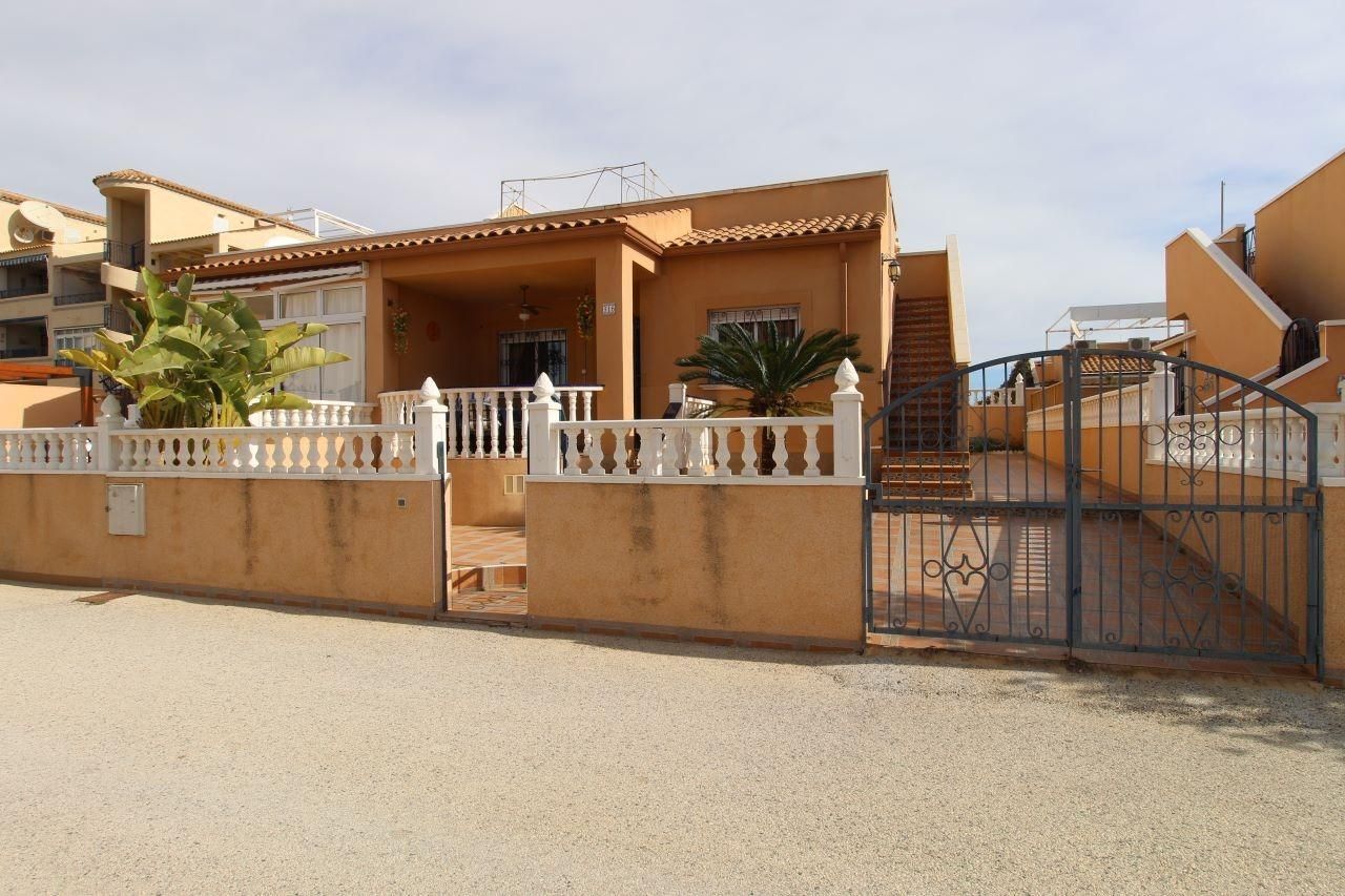 Vista exterior de Casa o xalet en venda en Orihuela amb Calefacció, Jardí privat i Terrassa