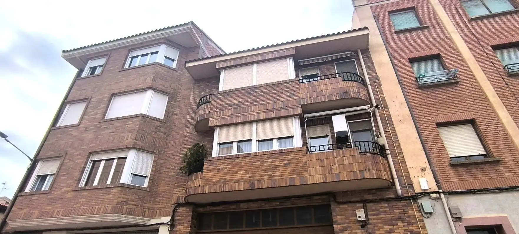 Vista exterior de Piso en venta en Entrena con Calefacción, Terraza y Trastero