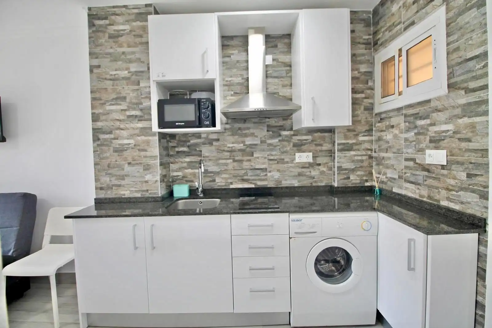 Küche von Wohnung zum Verkauf in Benalmádena mit Klimaanlage, Privatgarten und Möbliert