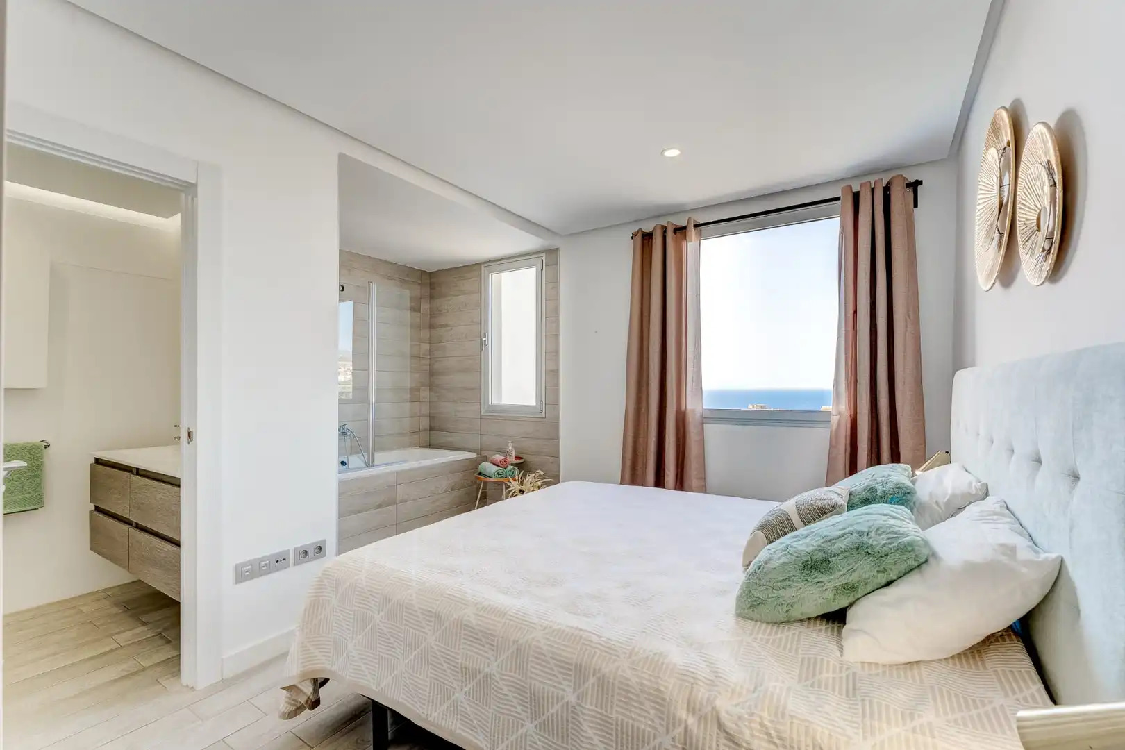 Dormitori de Apartament en venda en Adeje amb Terrassa, Piscina i Moblat