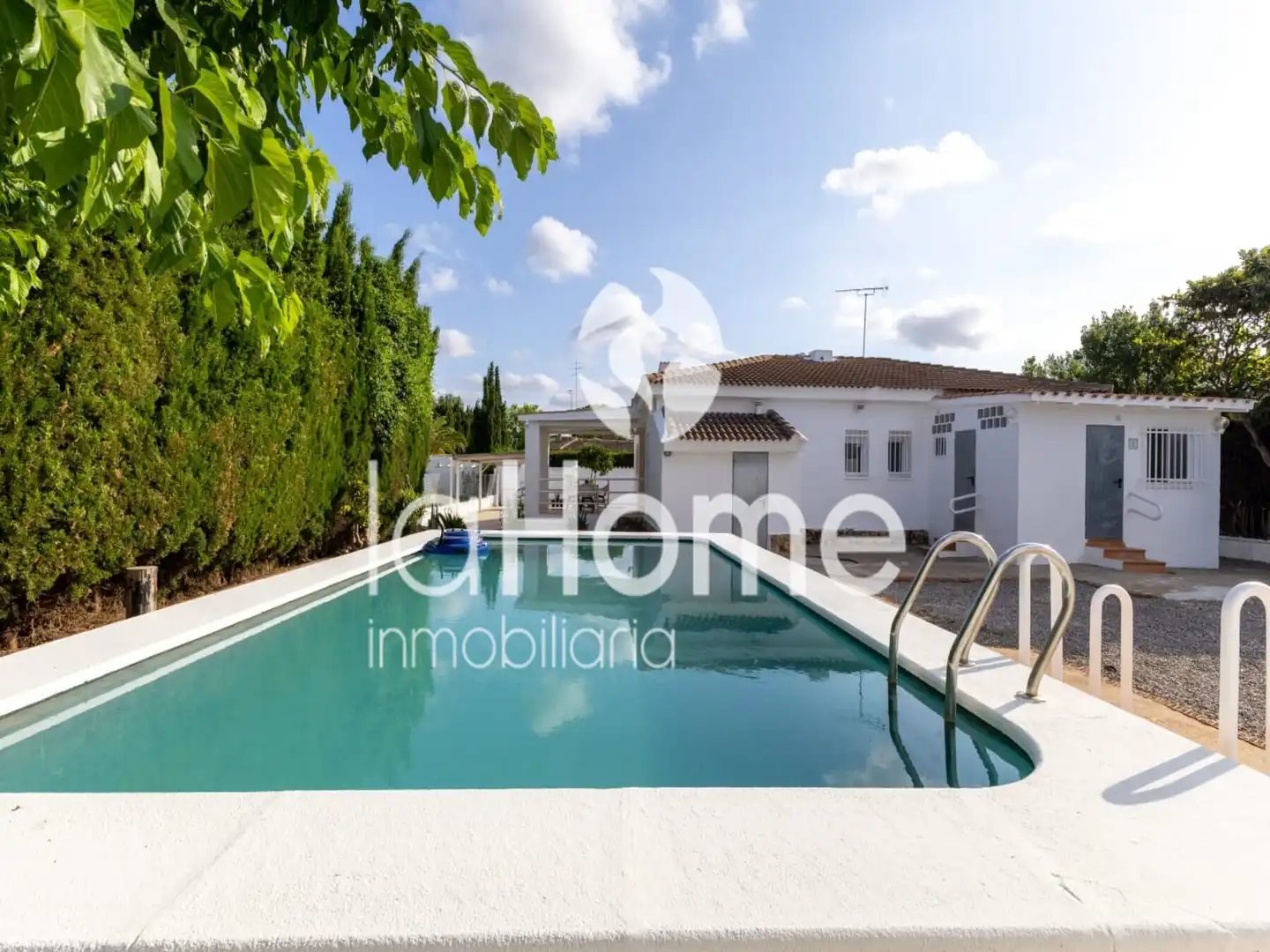 Vista exterior de Casa o xalet en venda en L'Eliana amb Calefacció, Jardí privat i Terrassa