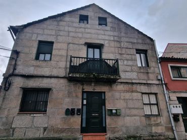 Casa amb balcó en venda a Calle ESTURANS 55