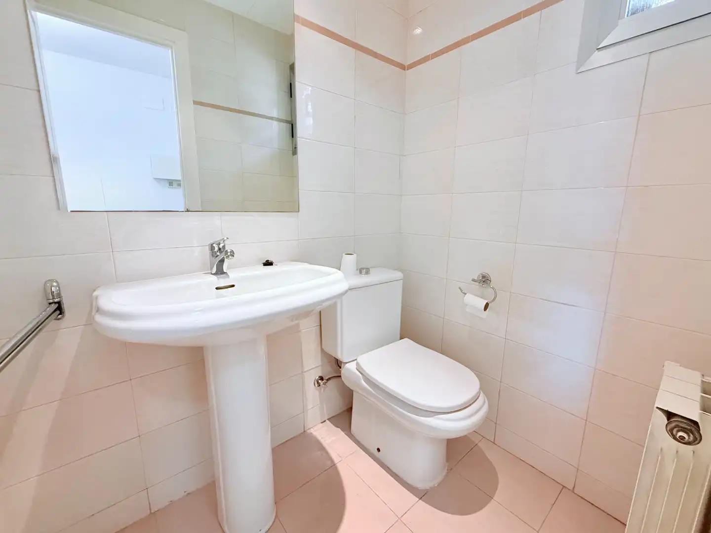 Baño de Casa adosada de alquiler en Sant Feliu de Llobregat con Aire acondicionado, Calefacción y Jardín privado