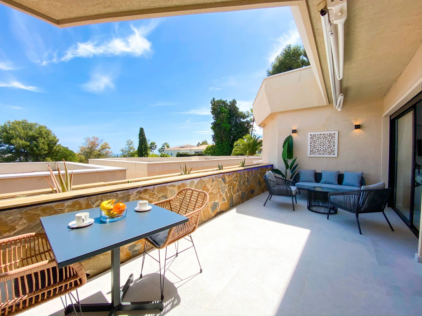 Terrasse von Einfamilien-Reihenhaus zum Verkauf in Estepona mit Klimaanlage, Terrasse und Möbliert