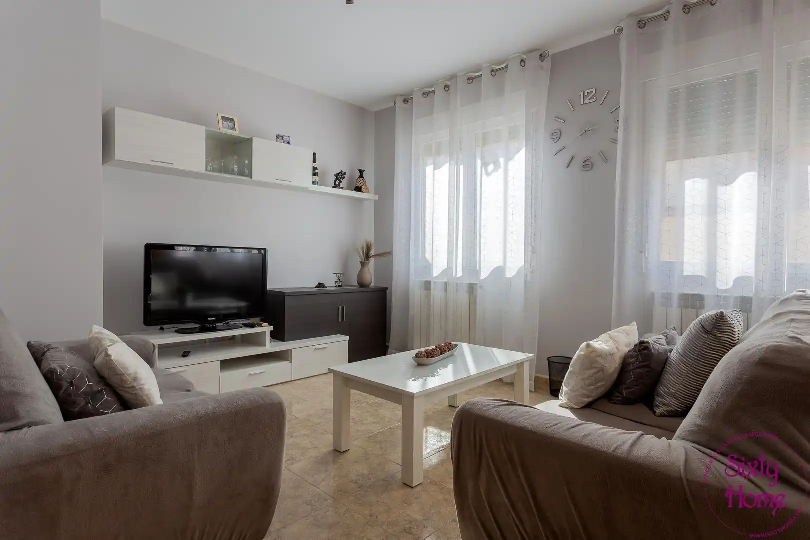Sala d'estar de Casa adosada en venda en Biota amb Parquet, Terrassa i Moblat