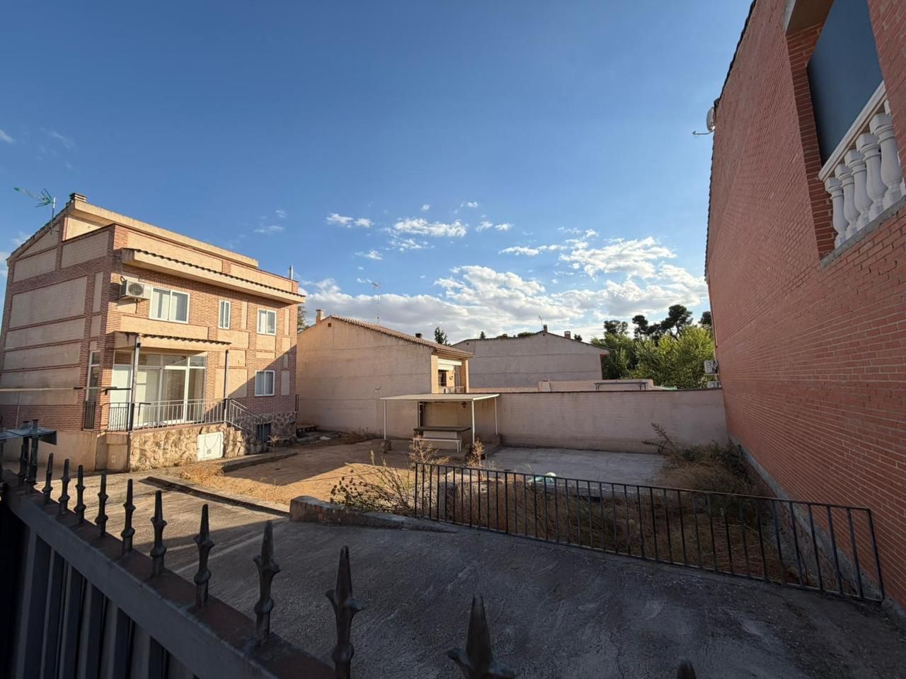 Vista exterior de Casa o xalet en venda en Burguillos de Toledo amb Calefacció, Jardí privat i Terrassa