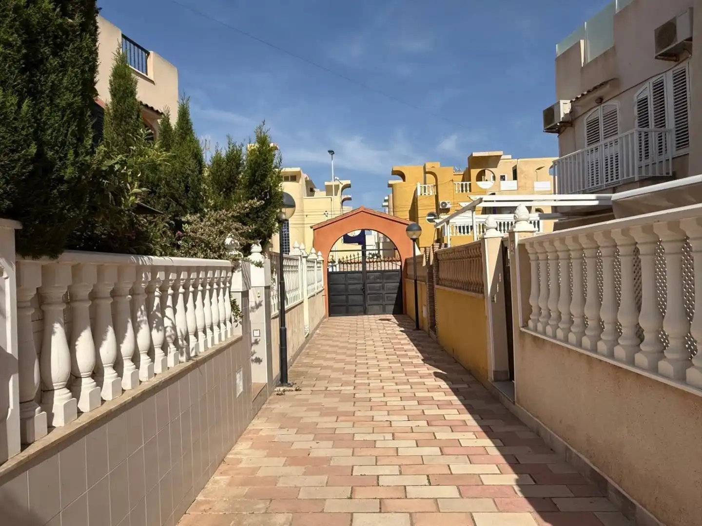 Vista exterior de Casa adosada en venda en Torrevieja amb Aire condicionat, Terrassa i Traster