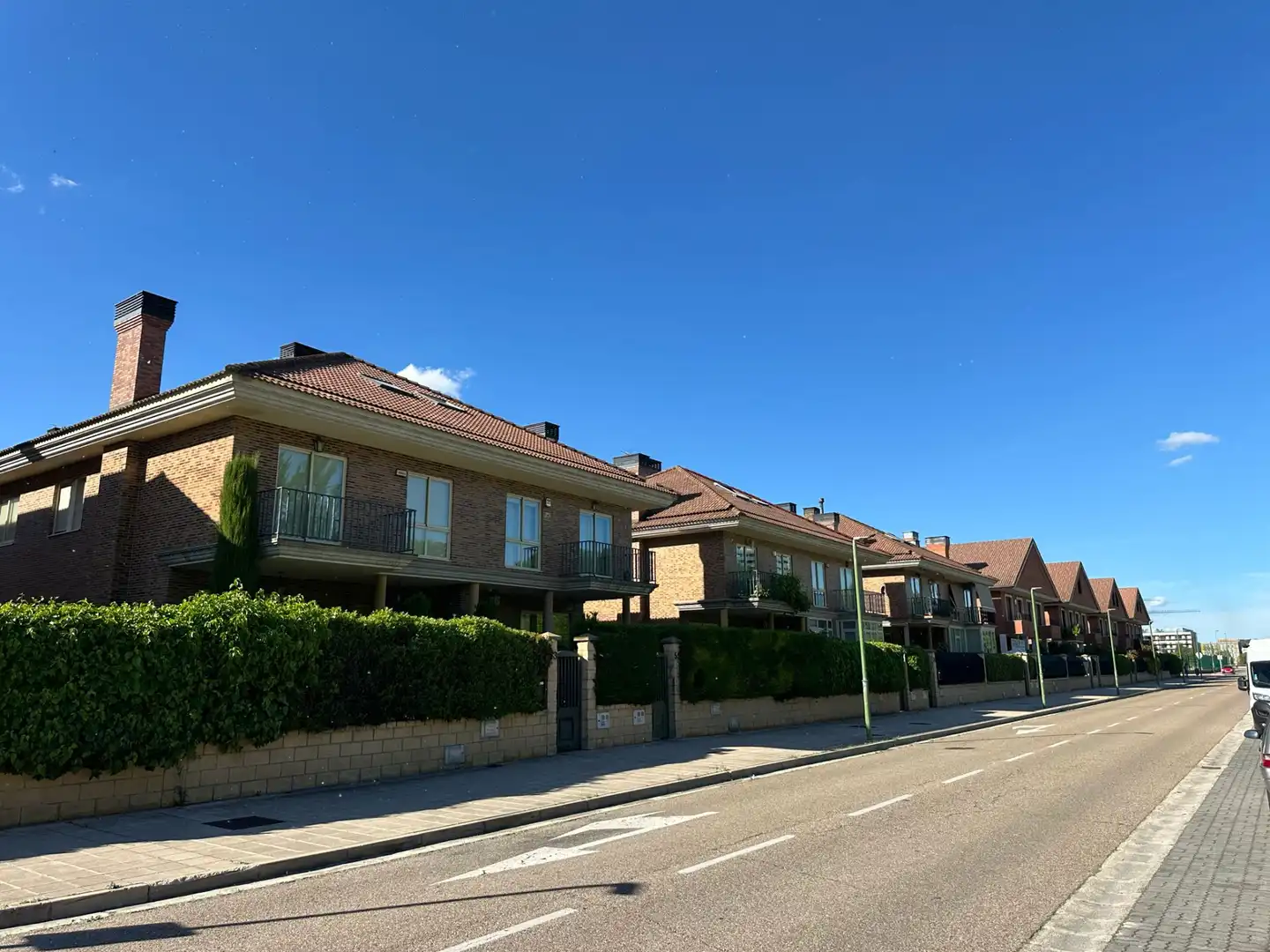 Vista exterior de Casa adosada en venda en Burgos amb Calefacció, Jardí privat i Terrassa