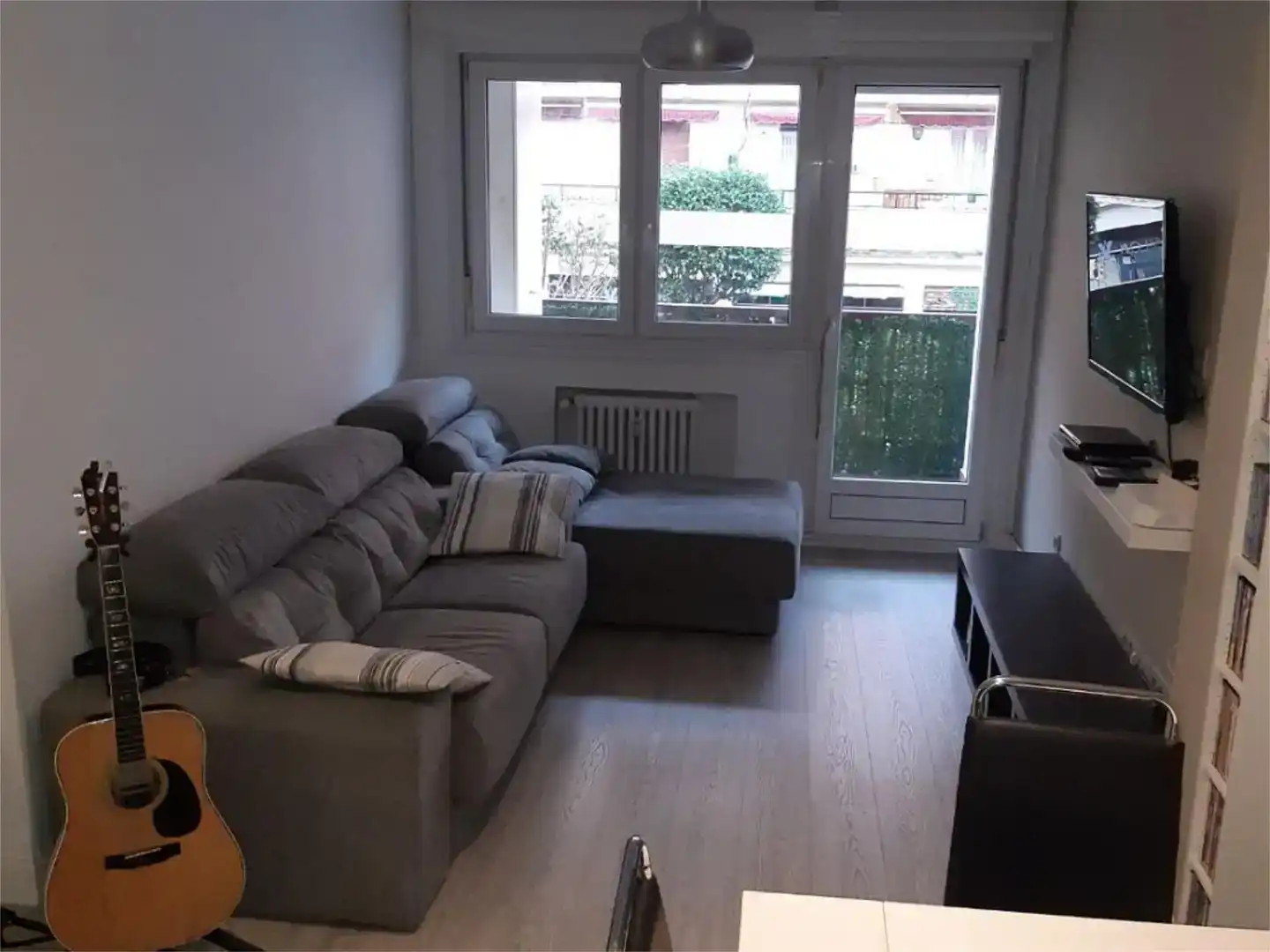 Sala d'estar de Pis en venda en Bilbao  amb Jardí privat, Parquet i Balcó