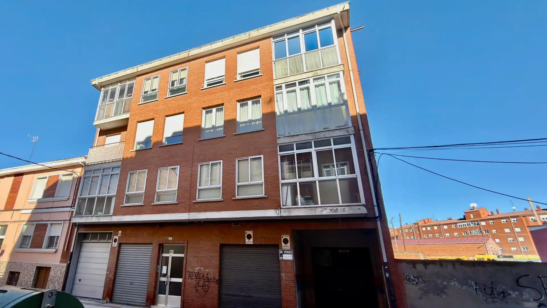 Vista exterior de Piso en venta en León Capital  con Calefacción, Trastero y Balcón