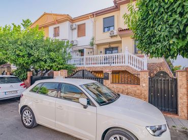 Adossat amb balcó en venda a Calle de la Cabrera
