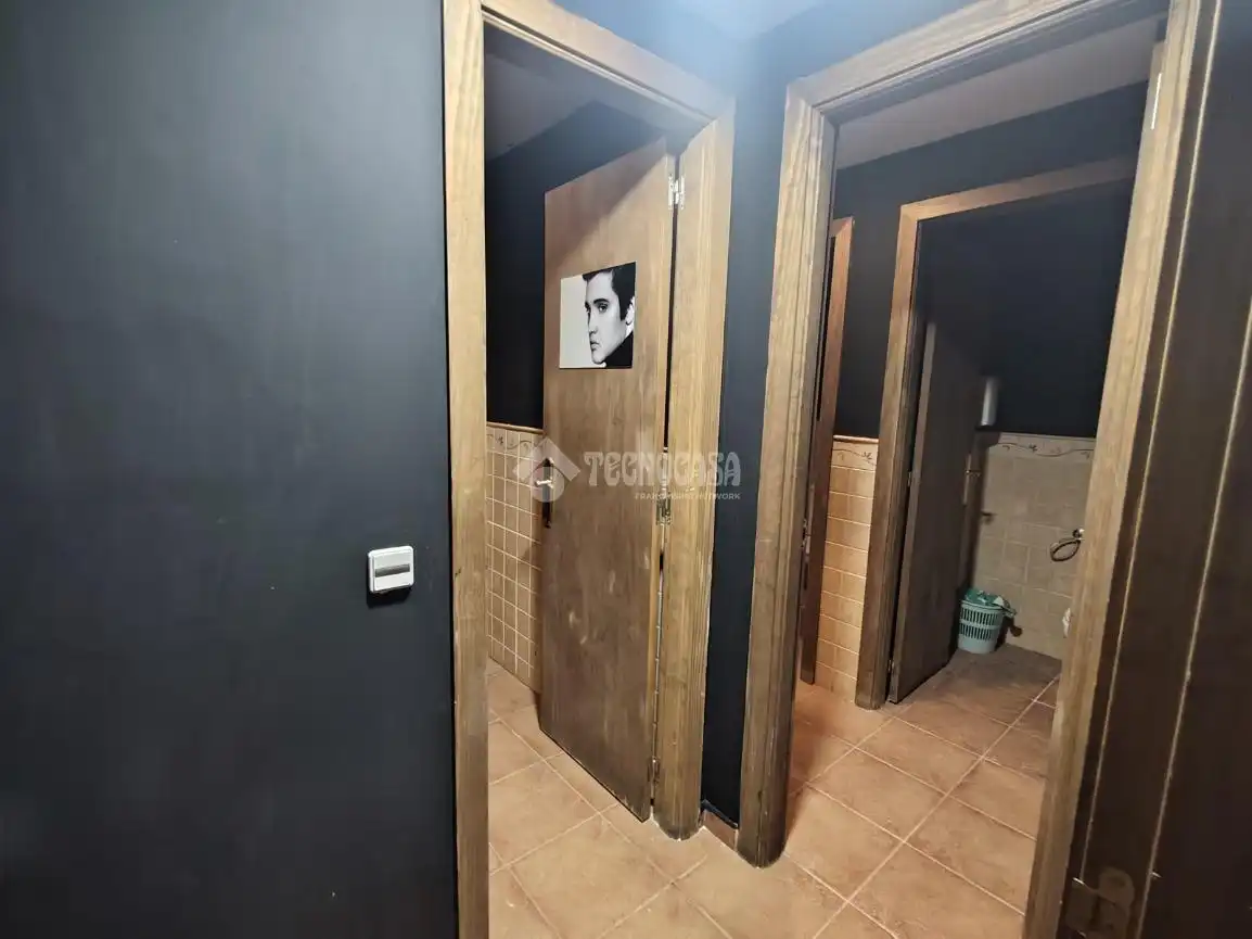 Bany de Local en venda en Velilla de San Antonio amb Aire condicionat, Calefacció i Terrassa