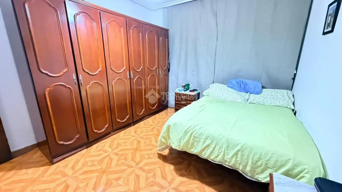 Habitación de Piso en venta en Gijón  con Calefacción y Amueblado
