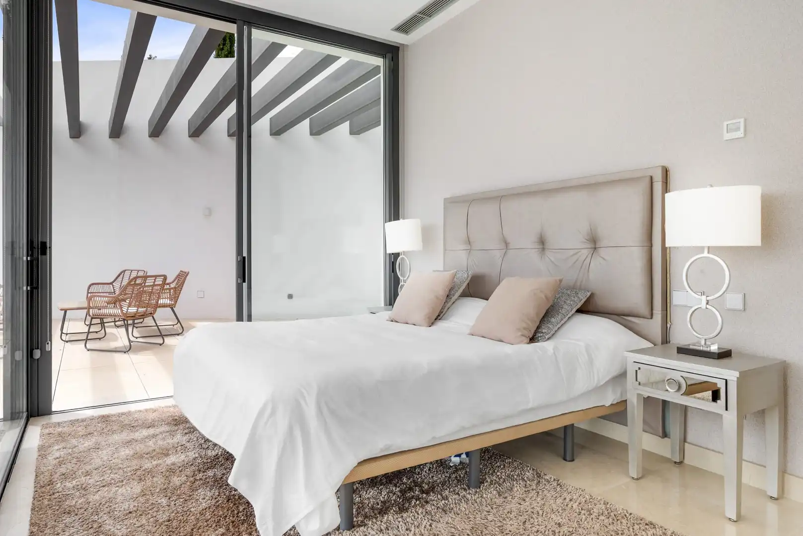 Dormitori de Casa o xalet en venda en Benahavís amb Aire condicionat, Jardí privat i Terrassa