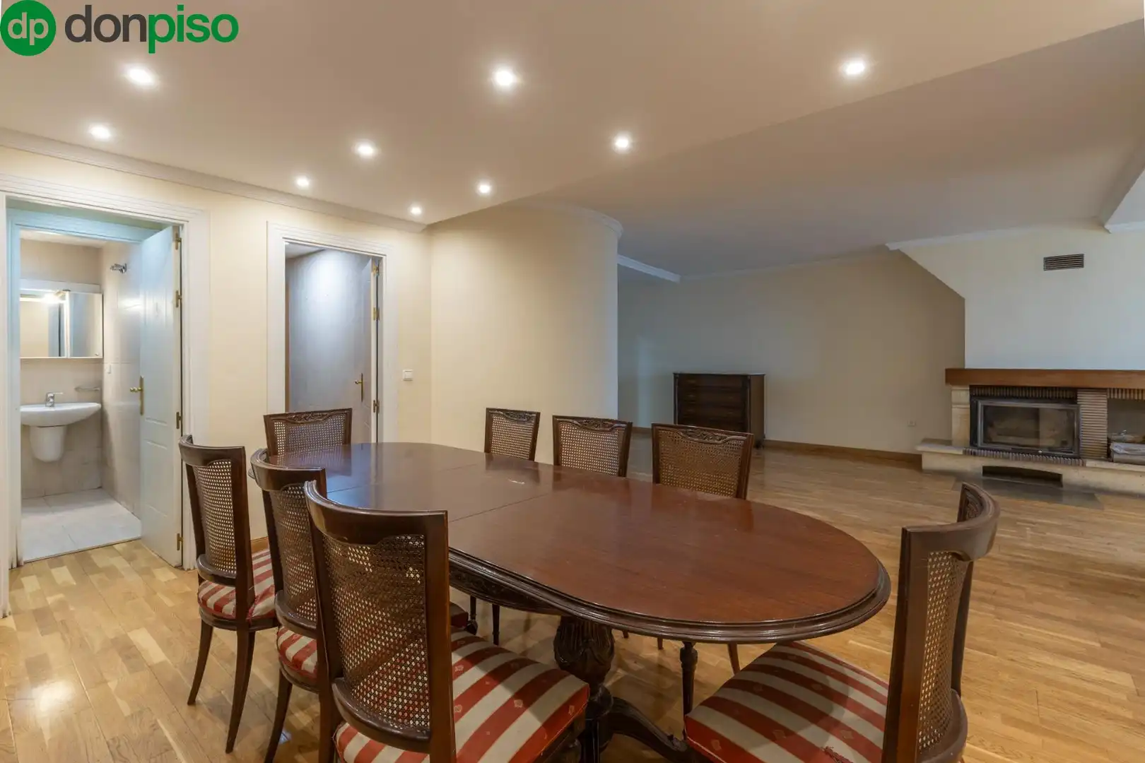 Esszimmer von Einfamilien-Reihenhaus zum Verkauf in Granada mit Klimaanlage, Heizung und Terrasse