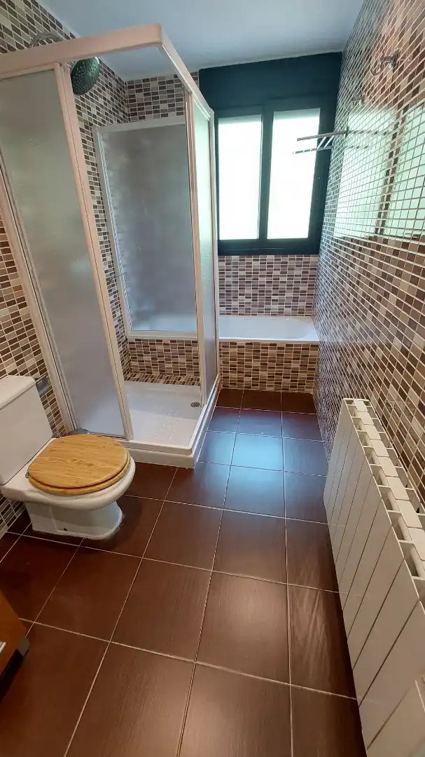 Baño de Casa adosada en venta en Vilafranca del Penedès con Aire acondicionado, Calefacción y Jardín privado