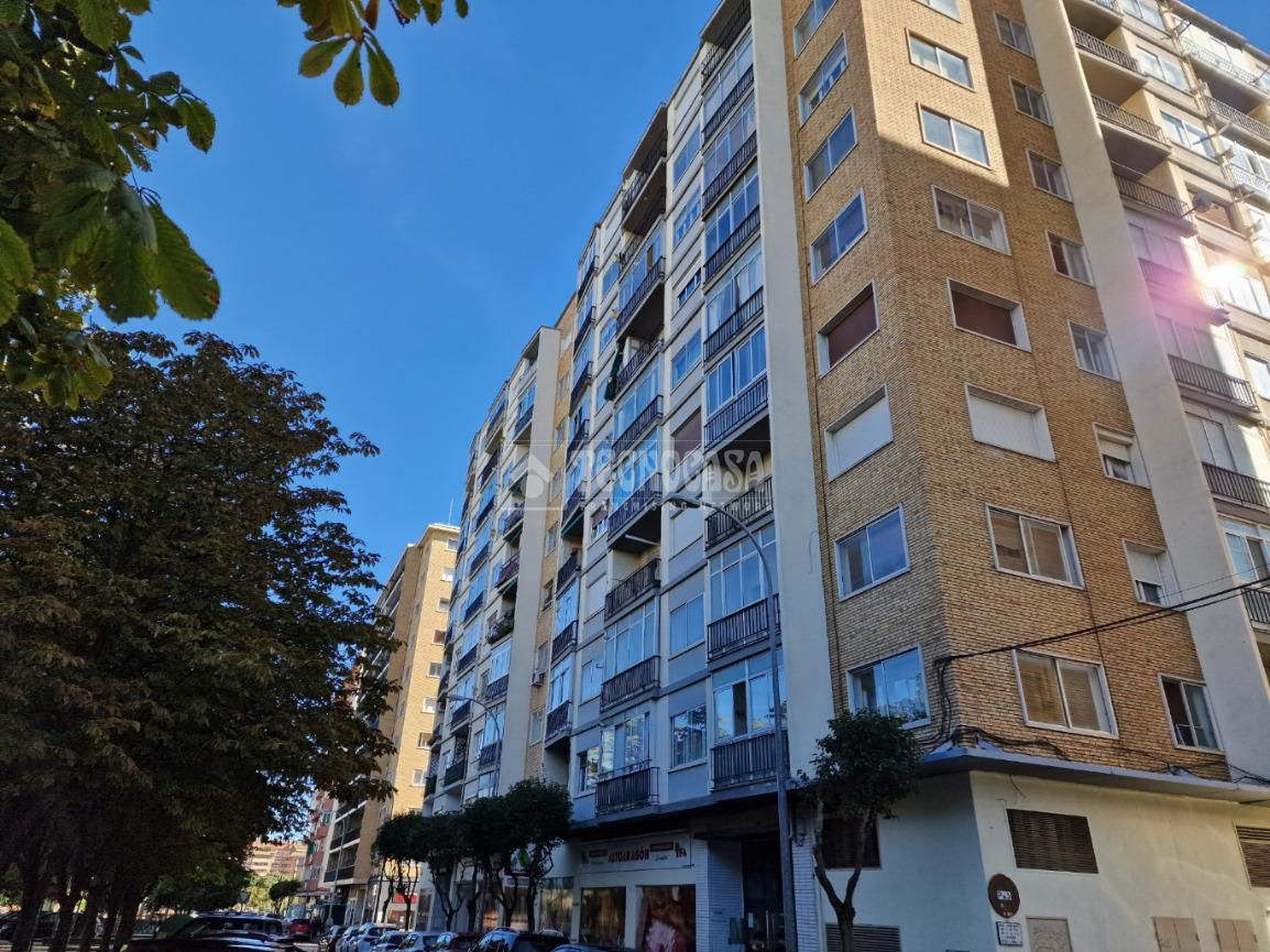 Vista exterior de Pis en venda en  Huesca Capital amb Calefacció i Balcó