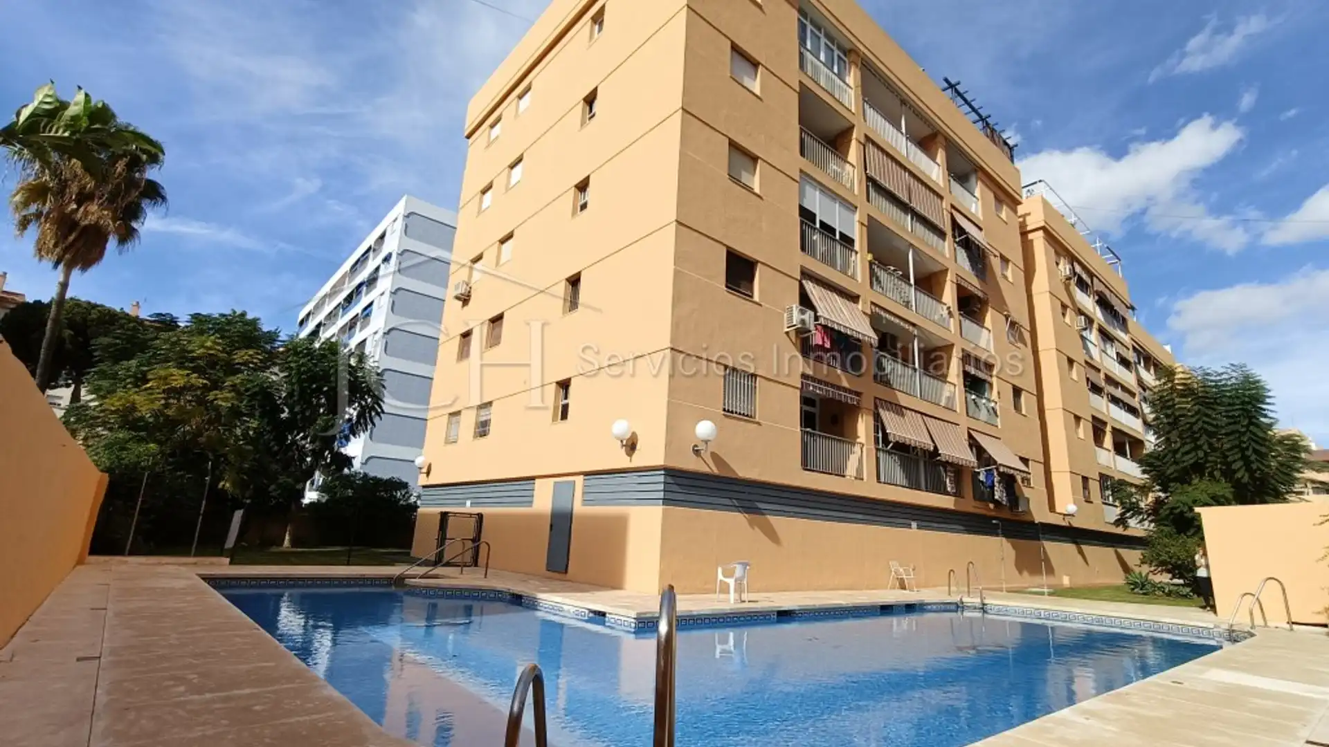 Vista exterior de Piso en venta en Fuengirola con Jardín privado, Terraza y Piscina