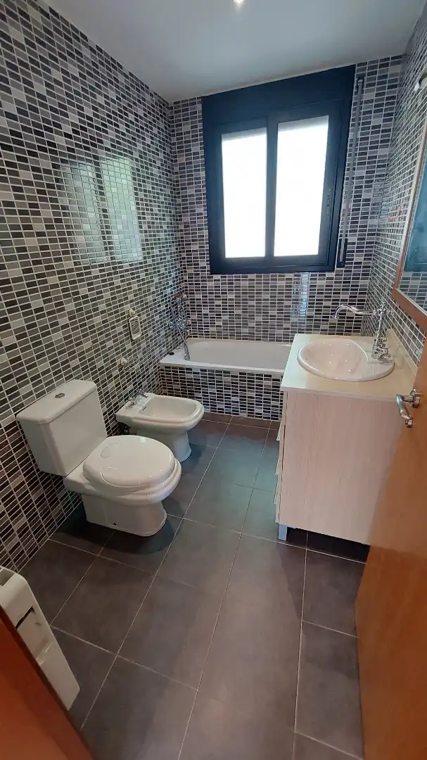 Baño de Casa adosada en venta en Vilafranca del Penedès con Aire acondicionado, Calefacción y Jardín privado