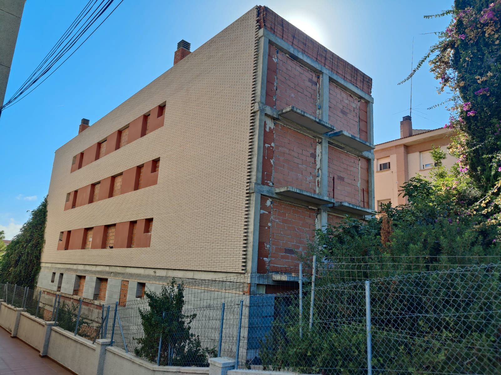 Vista exterior de Edifici en venda en El Vendrell