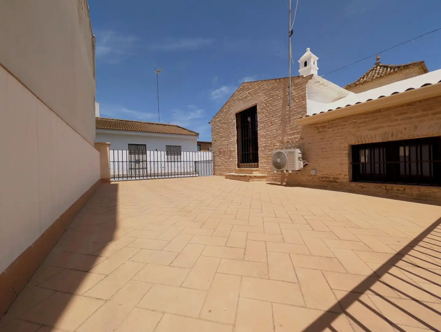 Vista exterior de Casa adosada en venda en Sanlúcar la Mayor amb Aire condicionat, Calefacció i Terrassa