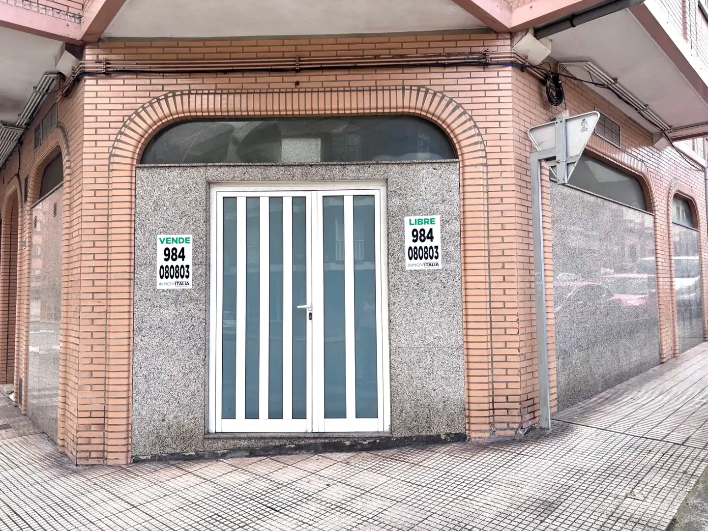 Vista exterior de Local en venda en Gijón  amb Moblat