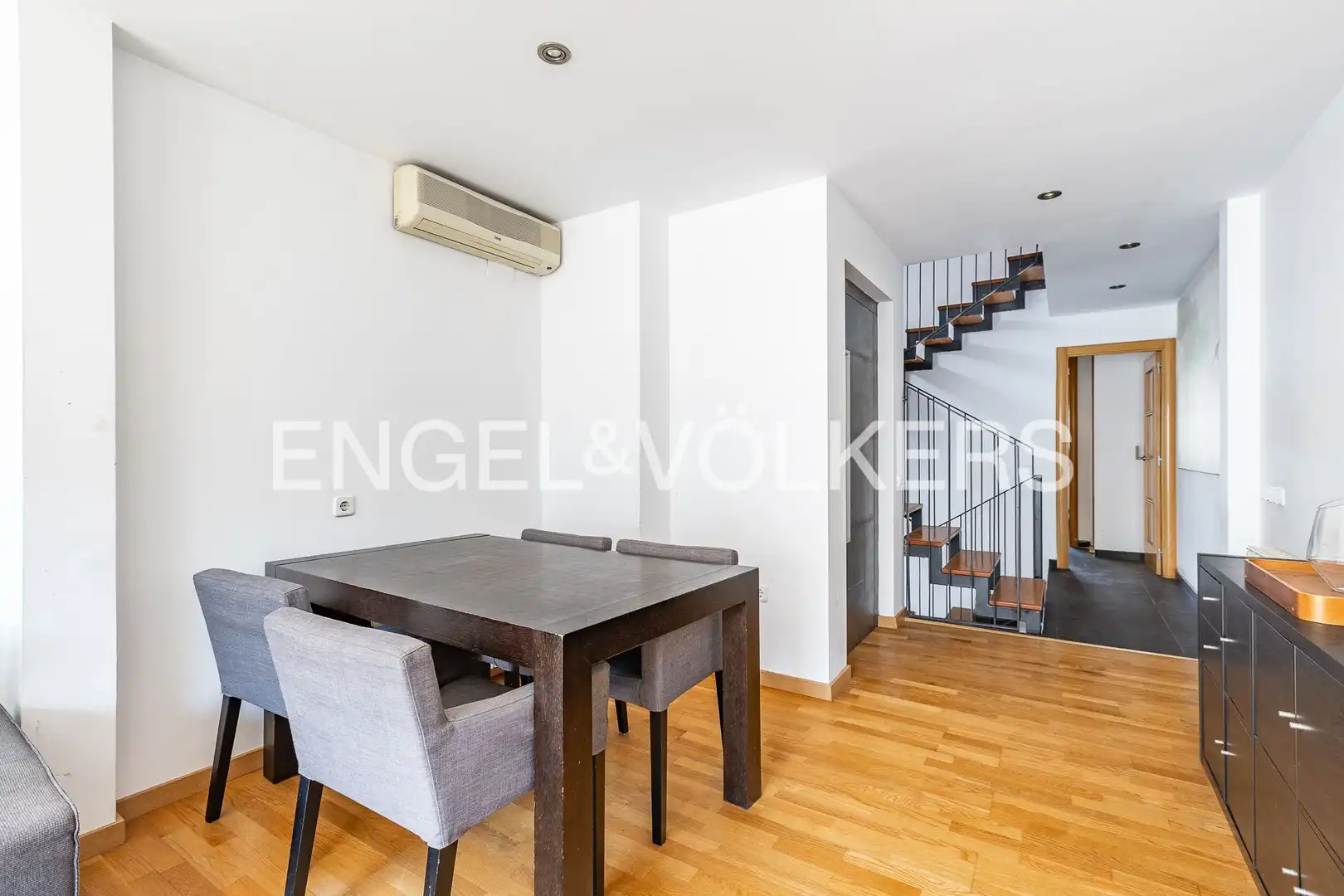 Comedor de Casa adosada en venta en Sabadell con Calefacción, Terraza y Balcón
