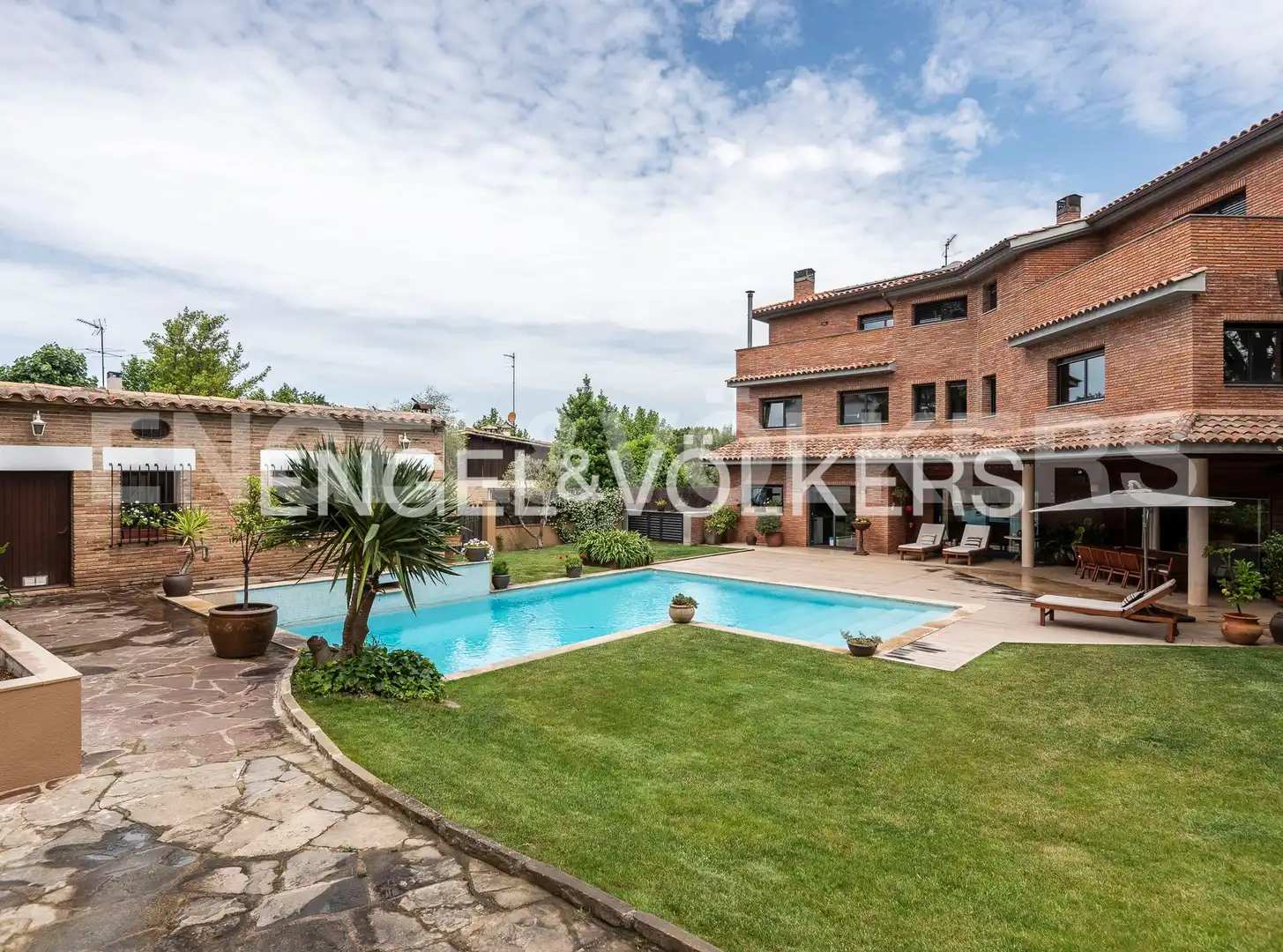 Swimming pool of Houses for sale in Sant Cugat del Vallès  with Air Conditioner, Heating and Private garden