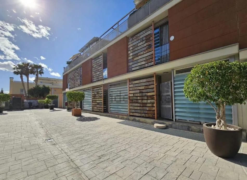 Vista exterior de Casa o xalet en venda en Alicante / Alacant amb Aire condicionat, Terrassa i Piscina