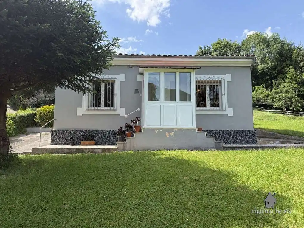 Außenansicht von Haus oder Chalet zum Verkauf in Oviedo  mit Heizung und Privatgarten