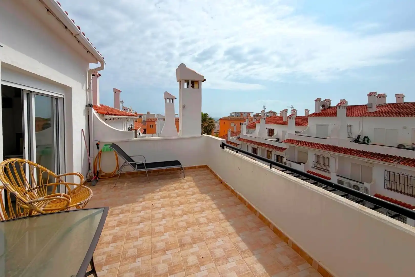 Terrasse von Einfamilien-Reihenhaus zum Verkauf in Torrevieja mit Klimaanlage, Heizung und Terrasse