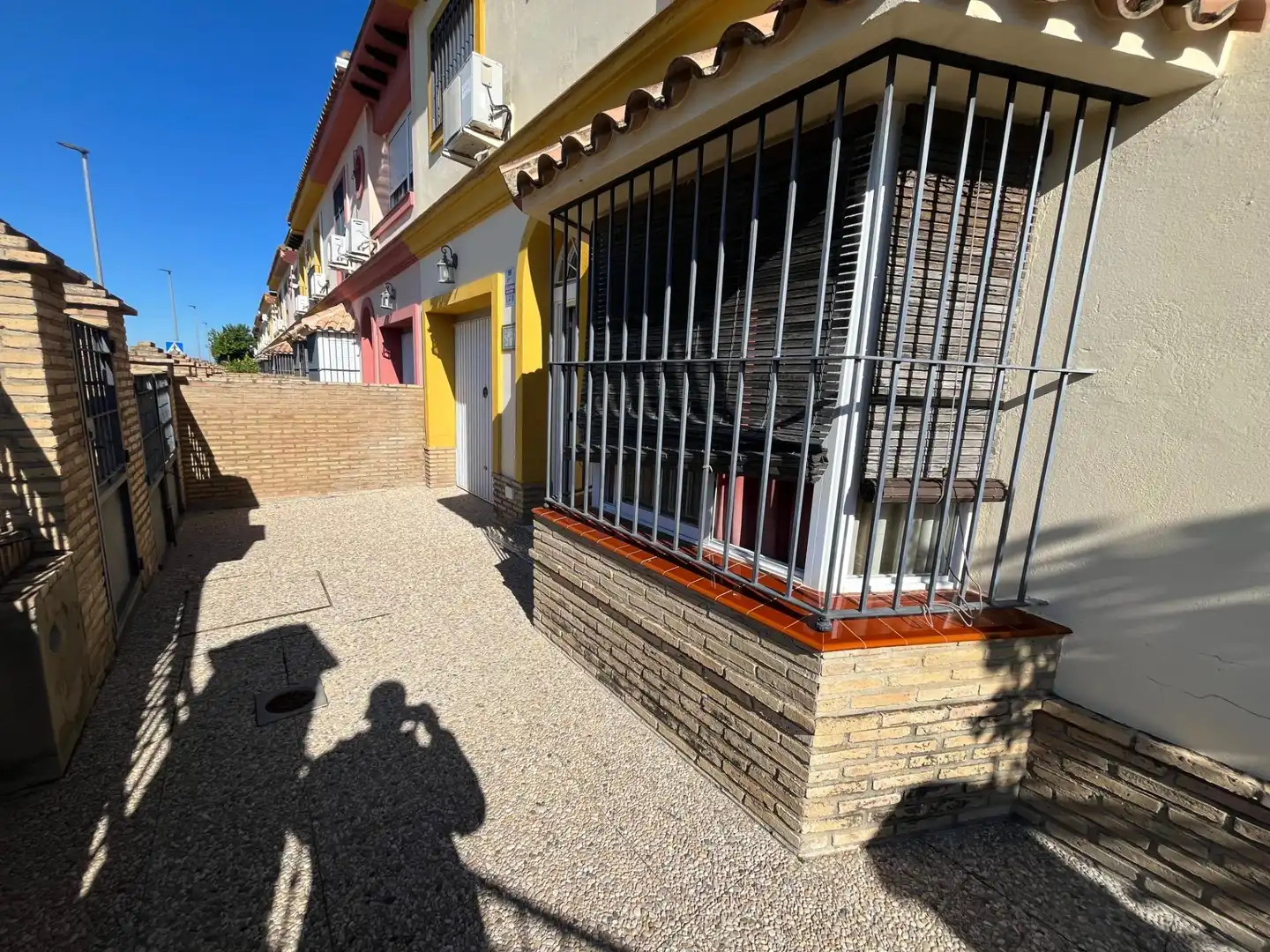 Vista exterior de Casa adosada en venda en Huévar del Aljarafe amb Terrassa i Balcó
