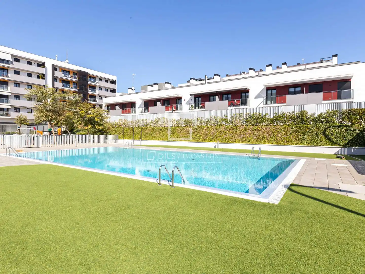 Piscina de Pis en venda en Sant Just Desvern amb Aire condicionat, Jardí privat i Parquet