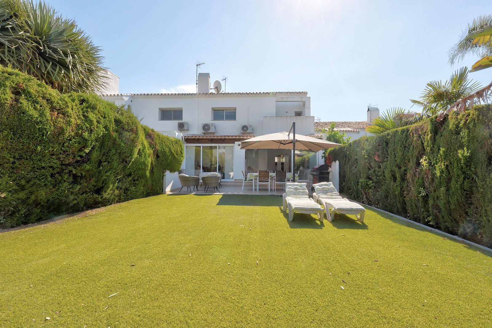 Jardí de Casa adosada en venda en Estepona amb Jardí privat, Moblat i Piscina comunitària