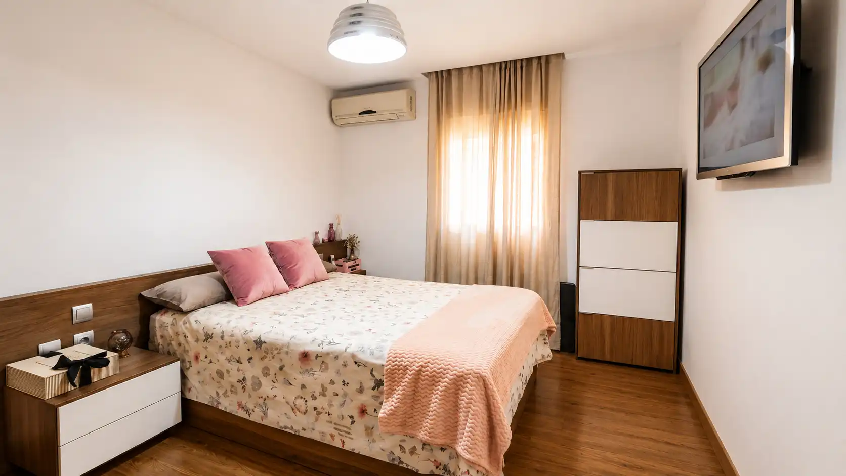 Bedroom of Flat for sale in Sevilla  with Air Conditioner and Furnished