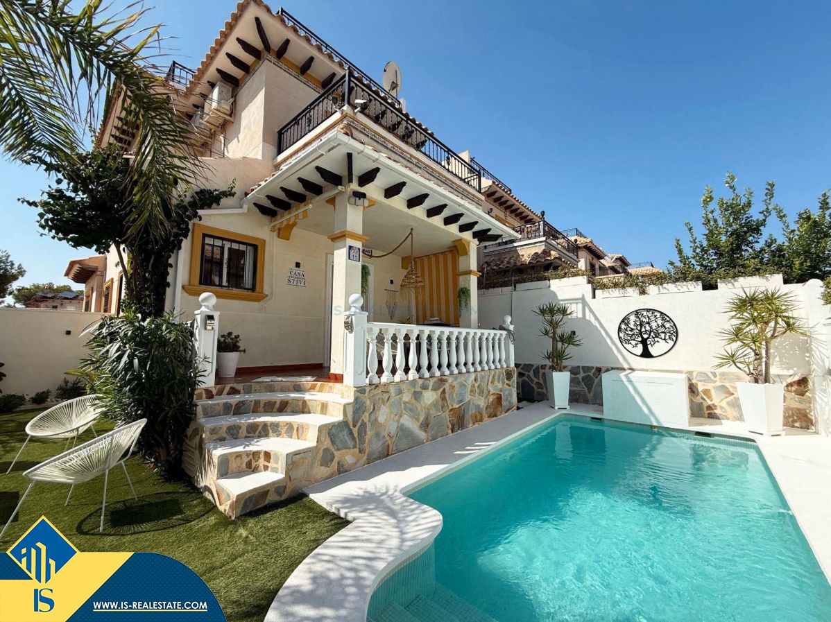Vista exterior de Casa o xalet en venda en Orihuela amb Aire condicionat, Calefacció i Jardí privat