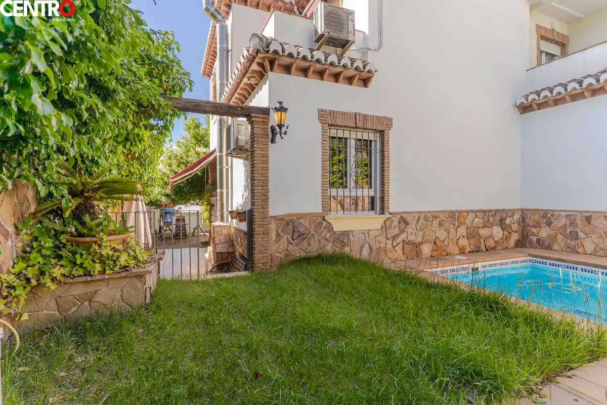 Jardín de Casa o chalet en venta en La Zubia con Aire acondicionado, Calefacción y Jardín privado