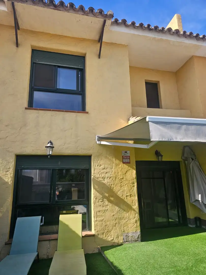 Vista exterior de Casa adosada de alquiler en Estepona con Aire acondicionado, Jardín privado y Terraza