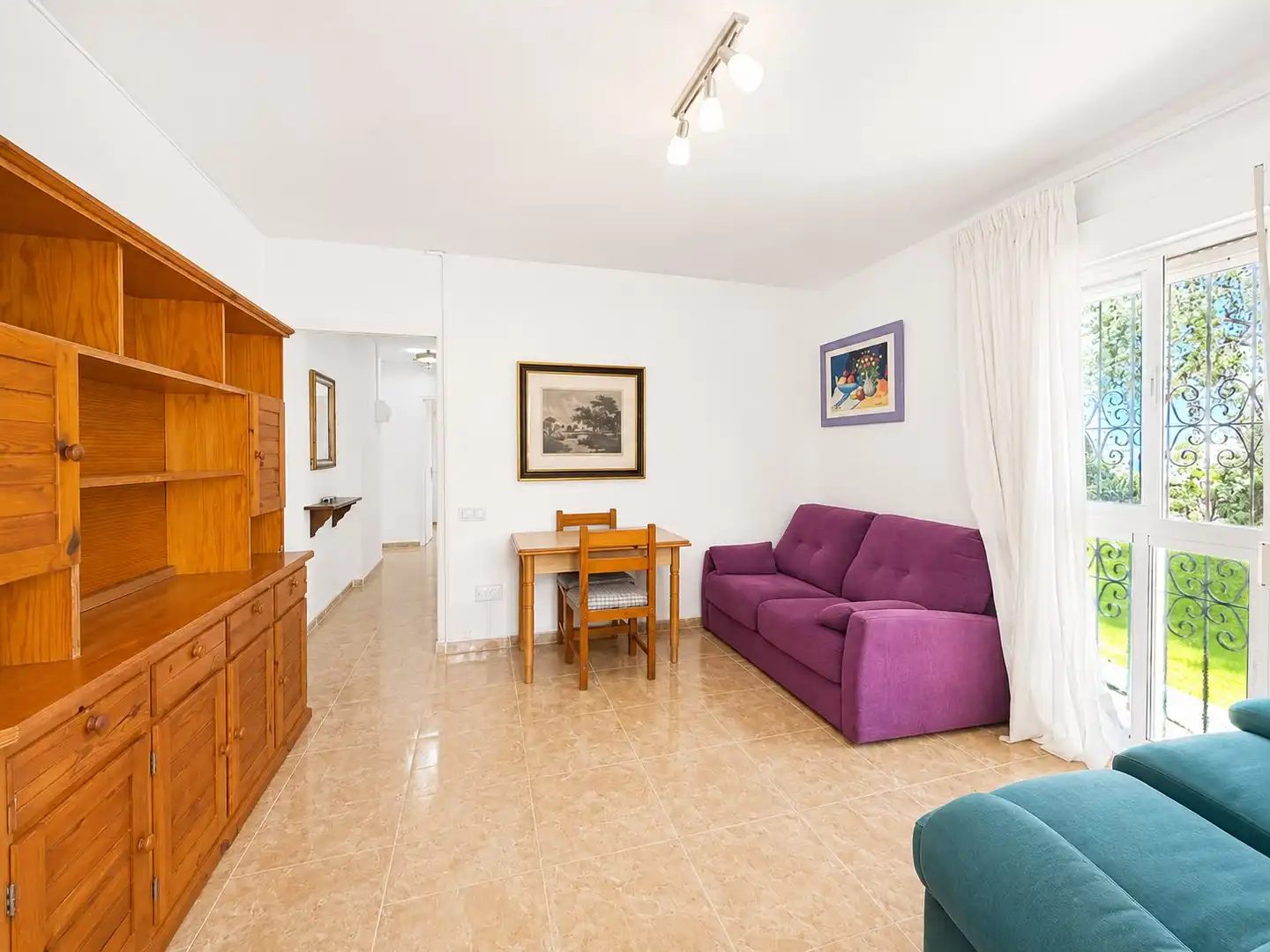 Sala d'estar de Apartament en venda en Benalmádena amb Aire condicionat, Terrassa i Moblat
