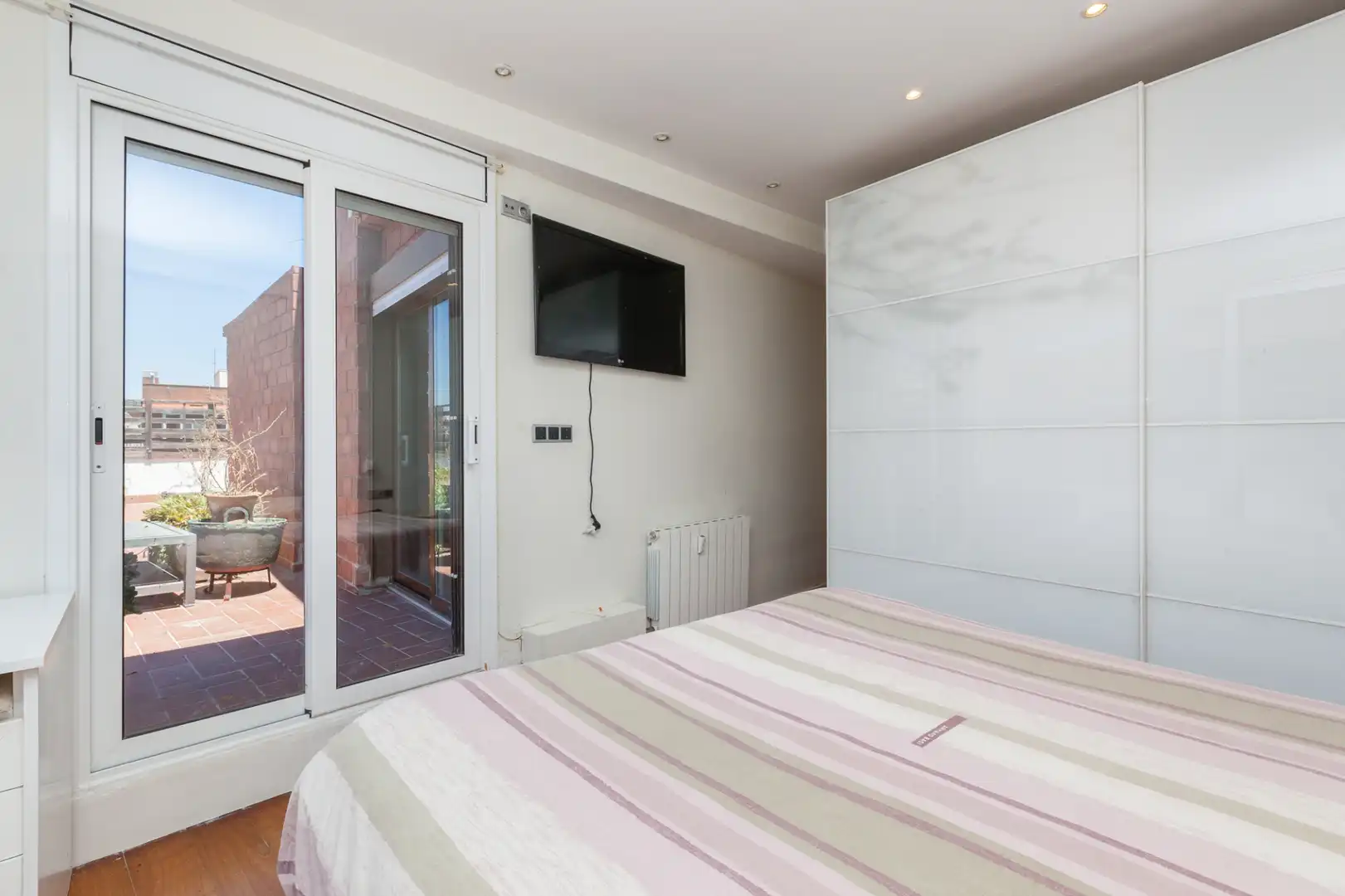 Schlafzimmer von Dachboden zum Verkauf in Barcelona mit Klimaanlage, Terrasse und Abstellraum
