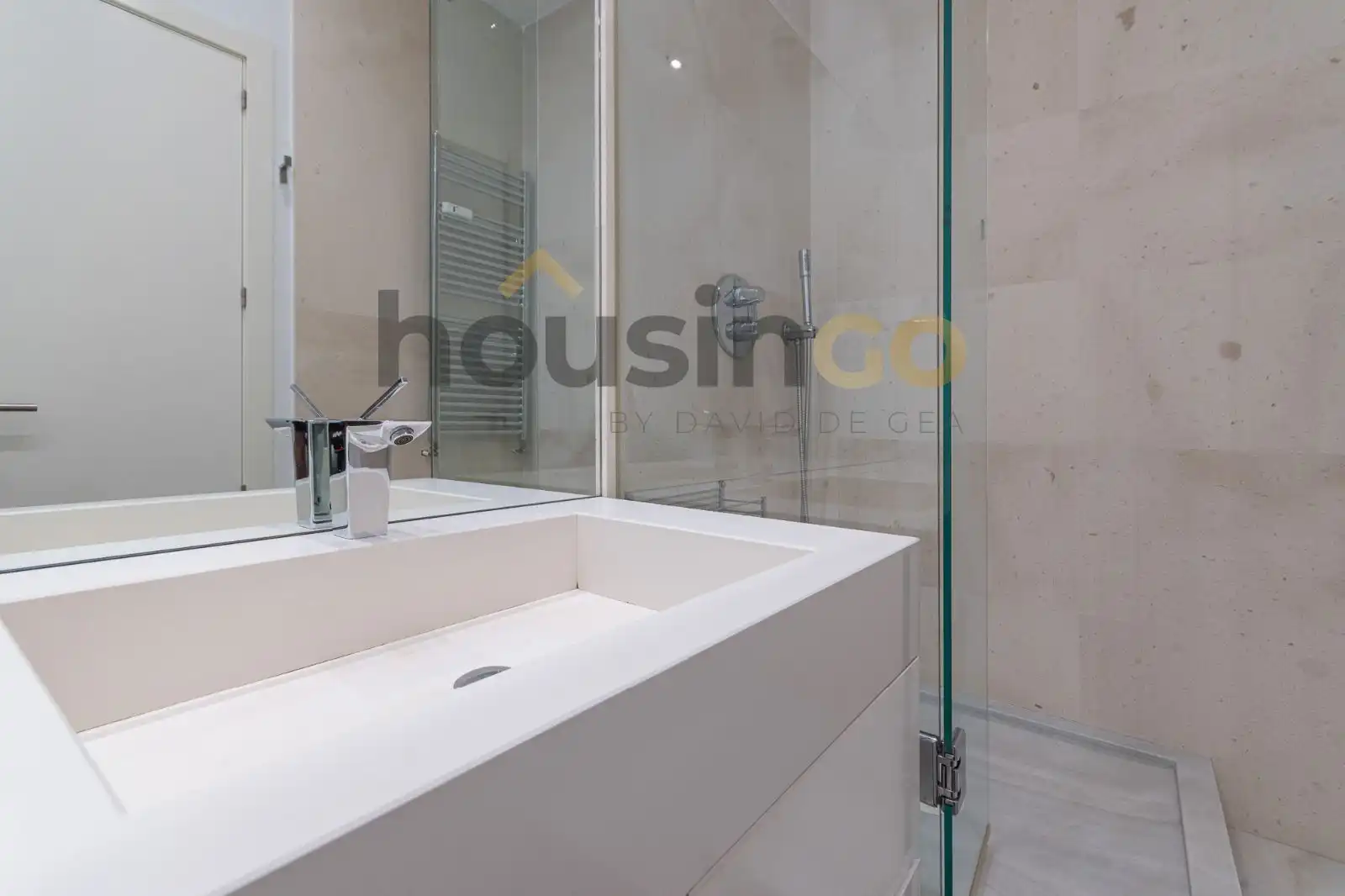 Bathroom of Flat for sale in Madrid  with Air Conditioner, Heating and Parquet flooring