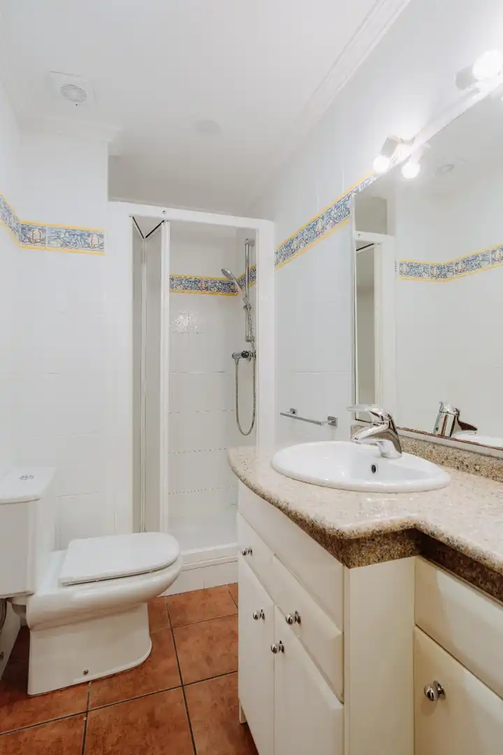 Badezimmer von Wohnung zum Verkauf in Alicante / Alacant mit Klimaanlage, Heizung und Terrasse