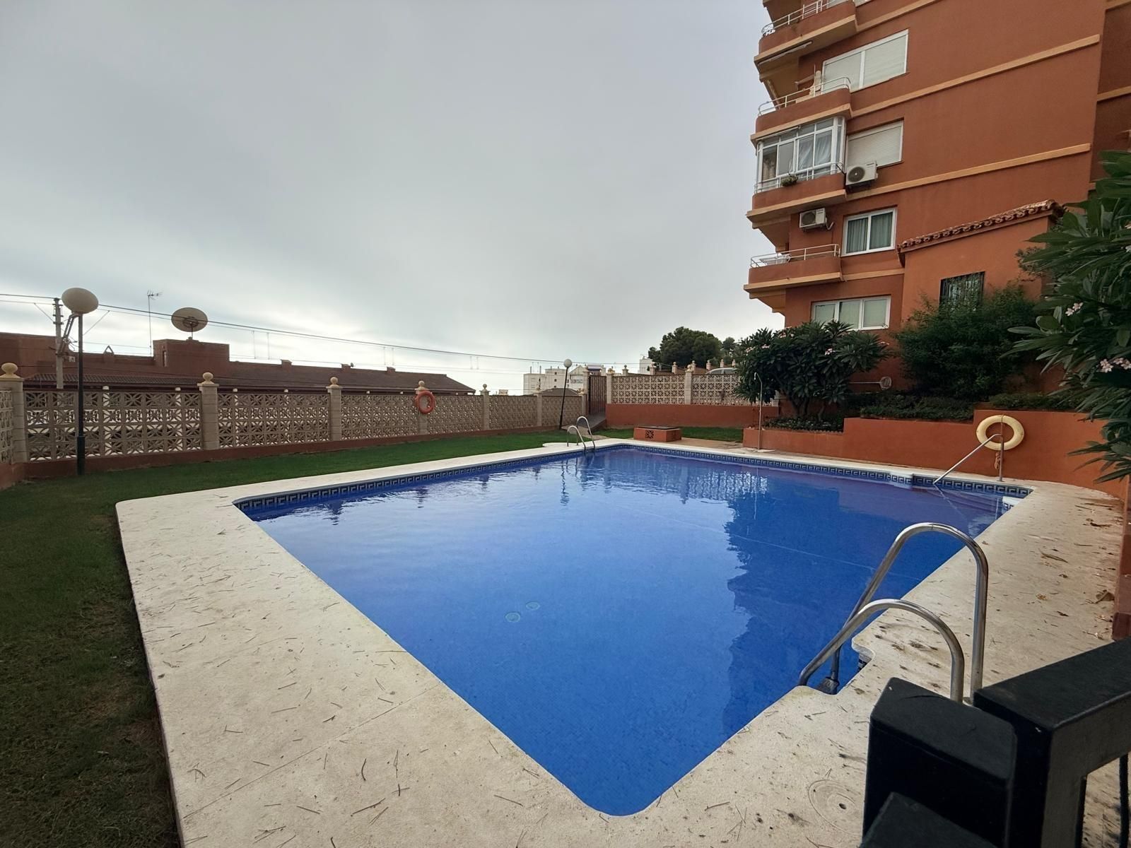 Piscina de Pis en venda en Torremolinos amb Jardí privat, Terrassa i Piscina comunitària
